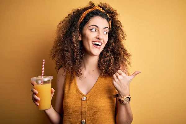 Giovane Bella Donna Con Capelli Ricci Piercing Bere Succo Arancia — Foto Stock