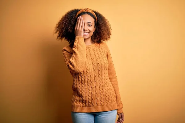 Jovem Afro Americana Com Cabelo Afro Vestindo Camisola Casual Sobre — Fotografia de Stock