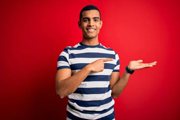 Bonito Homem Afro Americano Vestindo Shirt Listrada Casual Sobre Fundo — Fotografia de Stock