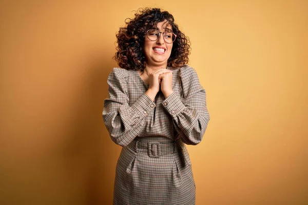 Hermosa Mujer Árabe Negocios Con Vestido Gafas Pie Sobre Fondo — Foto de Stock