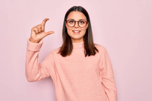 Mulher Morena Bonita Nova Vestindo Camisola Casual Óculos Sobre Fundo — Fotografia de Stock