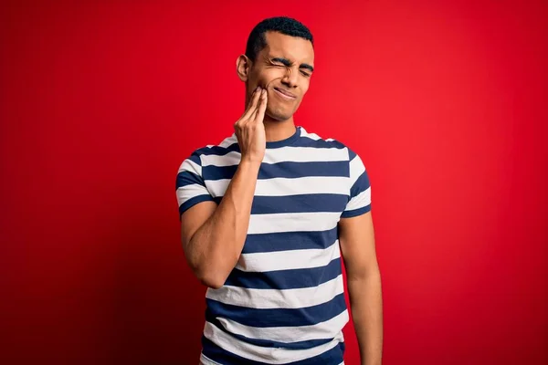 Snygg Afrikansk Amerikansk Man Bär Casual Randig Shirt Står Över — Stockfoto