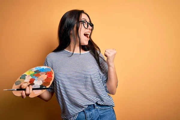 Joven Artista Morena Mujer Pintando Sosteniendo Pincel Pintor Paleta Sobre — Foto de Stock