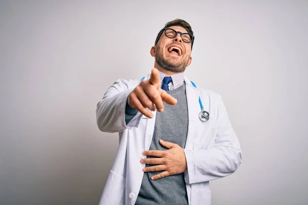 Joven Doctor Con Ojos Azules Usando Abrigo Médico Estetoscopio Sobre —  Fotos de Stock