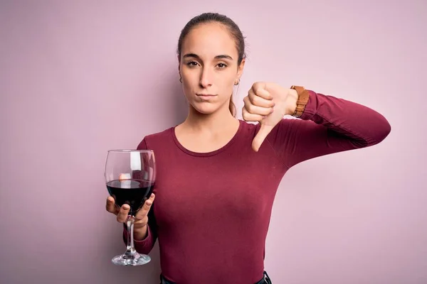 Молодая Красивая Женщина Пьет Бокал Красным Вином Изолированном Розовом Фоне — стоковое фото