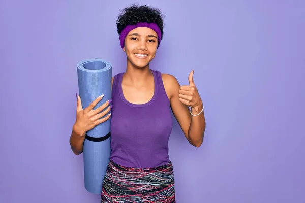 Joven Hermosa Mujer Deportiva Afroamericana Con Ropa Deportiva Sosteniendo Alfombra —  Fotos de Stock