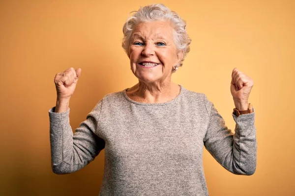 Idősebb Gyönyörű Alkalmi Pólóban Áll Elszigetelt Sárga Háttér Ünneplő Meglepett — Stock Fotó