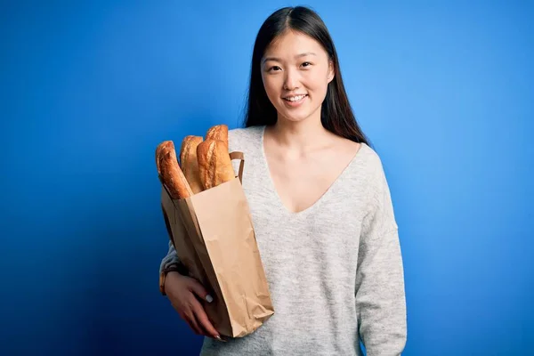 Jovem Asiática Segurando Saco Papel Supermercado Pão Sobre Fundo Isolado — Fotografia de Stock