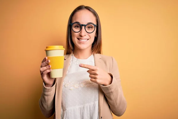 Jovem Bela Empresária Beber Xícara Café Takeaway Sobre Fundo Amarelo — Fotografia de Stock