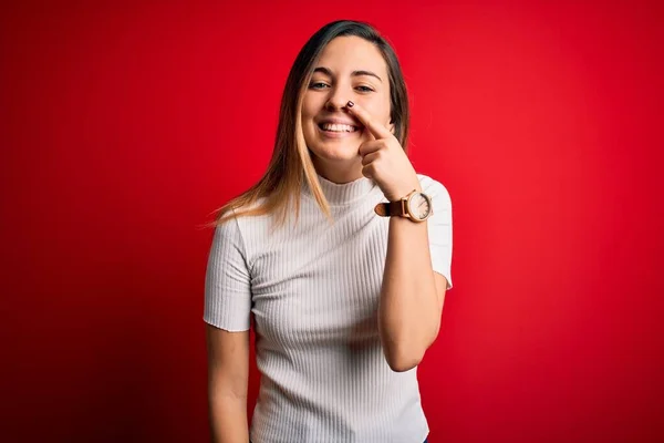 Mooie Blonde Vrouw Met Blauwe Ogen Dragen Casual Witte Shirt — Stockfoto