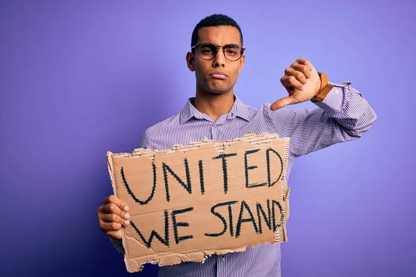 Afrykański Amerykański Aktywista Prosi Unię Trzymając Sztandar Zjednoczonym Przesłaniem Gniewną — Zdjęcie stockowe