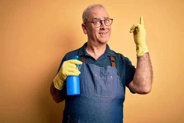 Putzfrau Mittleren Alters Mit Schürze Und Handschuhen Beim Putzen Mit — Stockfoto