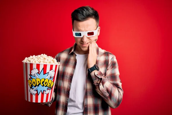 Giovane Uomo Caucasico Bello Indossa Occhiali Film Mangiare Popcorn Toccare — Foto Stock