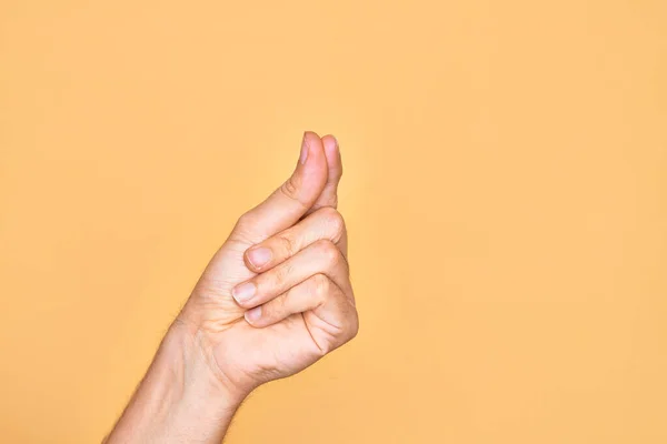 Mano Joven Caucásico Mostrando Dedos Sobre Fondo Amarillo Aislado Sosteniendo —  Fotos de Stock