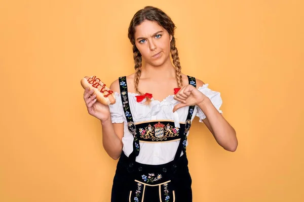 Bella Donna Bionda Tedesca Con Gli Occhi Azzurri Che Indossa — Foto Stock