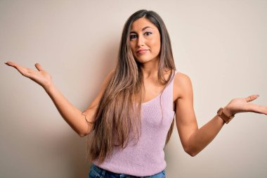 Uzun saçlı, genç, güzel, esmer bir kadın. Arka planda duruyor. Hiçbir şeyden haberi yok, kafası karışmış, elleri ve kolları havada. Şüphe kavramı.