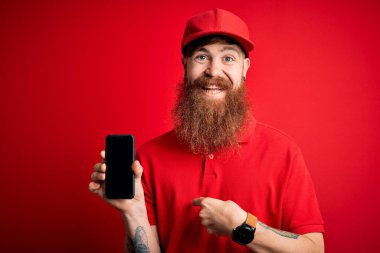 Kızıl saçlı, sakallı, akıllı telefonlu İrlandalı teslimatçı ekranda uygulamayı gösterip kendini işaret ediyor.
