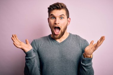 Sarışın, sakallı ve mavi gözlü genç adam çılgın bir kutlama yapıyor ve başarıyı kolları havada ve gözleri açık heyecanla haykırarak kutluyor. Kazanan konsept