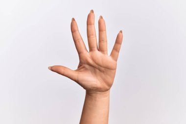 Kafkasyalı genç bir kadın 5 numarayı sayıyor. Beş parmağı var.