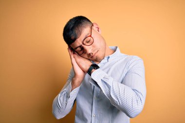 Sarı arka planda inek gözlüğü takan genç, yakışıklı İspanyol iş adamı uyur, yorgun düşler kurar, el ele poz verir ve gözleri kapalı gülümserdi..