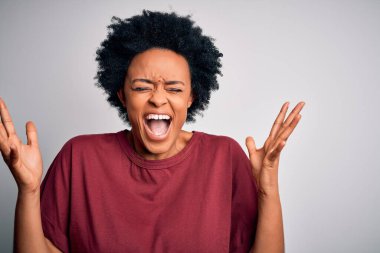 Kıvırcık saçlı, genç, Afro-Amerikan bir kadın kollarını kaldırmış ve gözleri kapalı heyecanlı bir şekilde çığlık atarak başarıyı kutluyor. Kazanan konsept