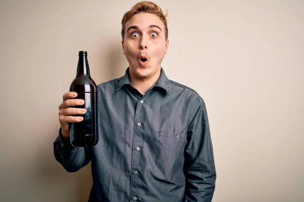 Giovane Bel Rossa Uomo Che Beve Bottiglia Birra Sfondo Bianco — Foto Stock