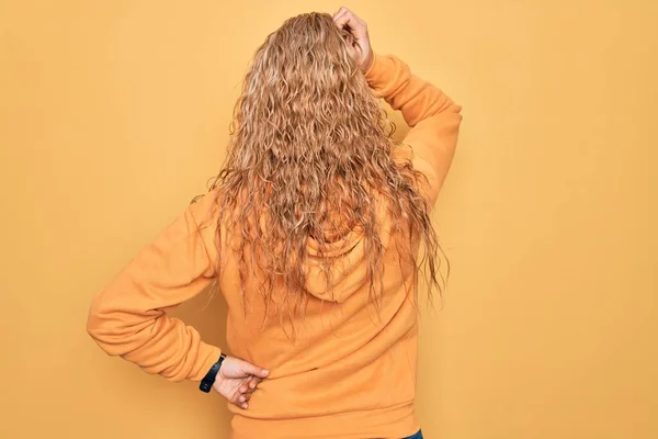 Jovem Bela Loira Esportiva Mulher Vestindo Camisola Casual Sobre Fundo — Fotografia de Stock