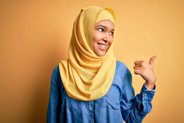Молода Красива Жінка Кучерявим Волоссям Арабському Традиційному Хіджабі Жовтому Тлі — стокове фото