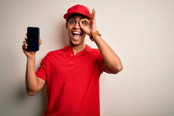 年轻英俊的非洲裔美国送货员拿着智能手机 带着喜形于色的笑脸 手牵手看着手指 签个名 — 图库照片