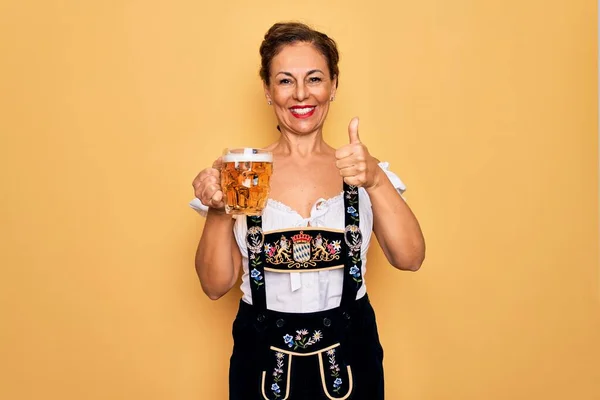 Középkorú Barna Visel Német Hagyományos Oktoberfest Ruha Ivás Üveg Sört — Stock Fotó