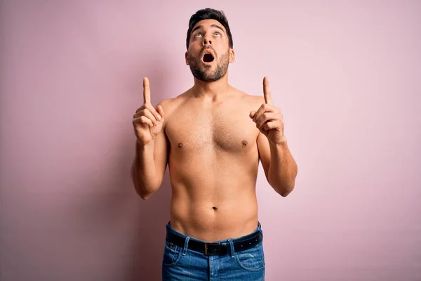 Jovem Bonito Homem Forte Com Barba Sem Camisa Sobre Fundo — Fotografia de Stock