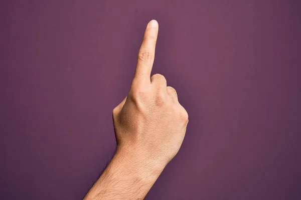 Mão Jovem Caucasiano Mostrando Dedos Sobre Fundo Roxo Isolado Contando — Fotografia de Stock