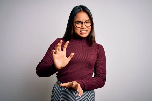 Mooie Aziatische Zakenvrouw Draagt Casual Trui Bril Witte Achtergrond Walgelijke — Stockfoto