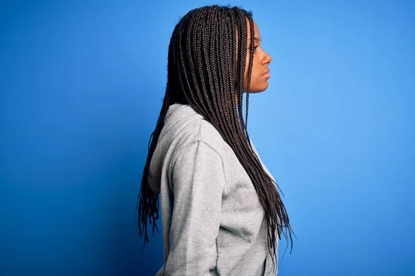 Jonge Afrikaanse Amerikaanse Atleet Vrouw Dragen Sport Sweatshirt Blauw Geïsoleerde — Stockfoto