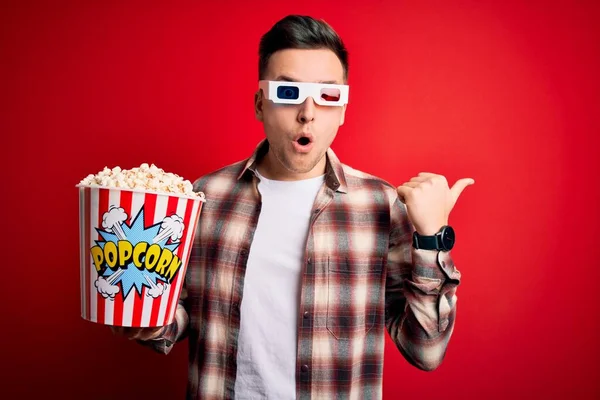 Giovane Uomo Caucasico Bello Indossa Occhiali Film Mangiare Popcorn Sorpreso — Foto Stock