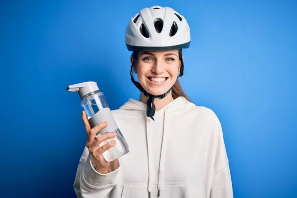 Молодая Красивая Рыжая Велосипедистка Велосипедном Шлеме Пьет Бутылку Воды Счастливым — стоковое фото