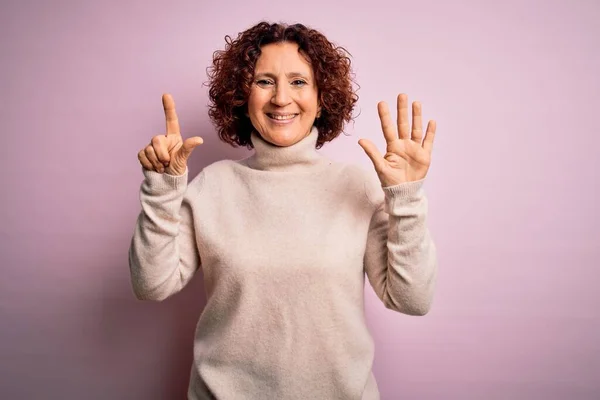 Schöne Frau Mittleren Alters Mit Lockigem Haar Trägt Lässigen Rollkragenpullover — Stockfoto