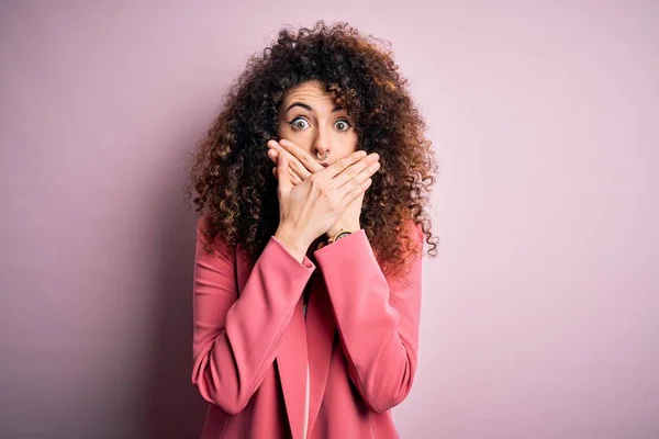 Junge Schöne Geschäftsfrau Mit Lockigem Haar Und Piercing Trägt Elegante — Stockfoto