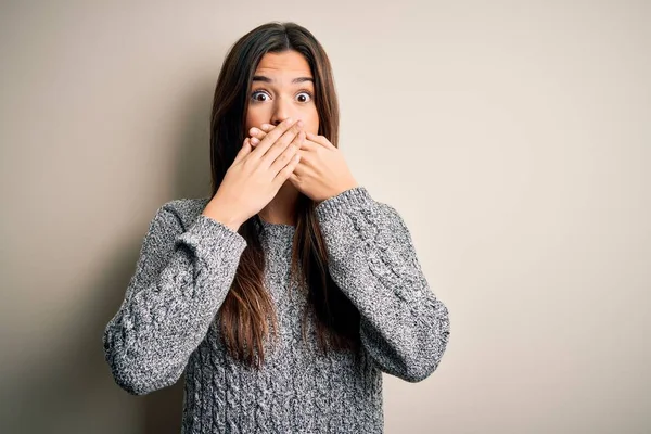 Jong Mooi Meisje Dragen Casual Trui Staan Geïsoleerde Witte Achtergrond — Stockfoto