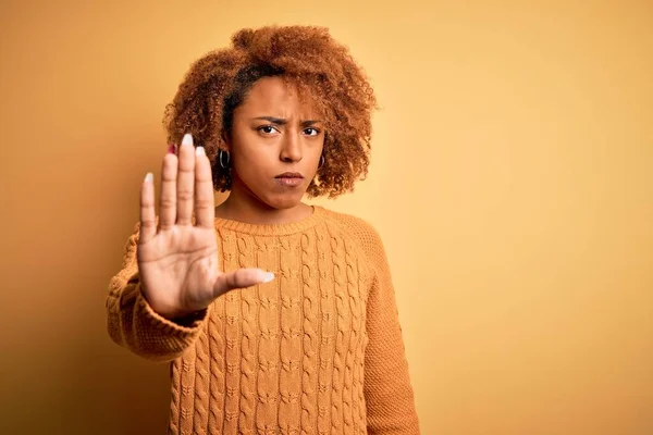 Młoda Piękna Afro Amerykanka Kręconymi Włosami Nosząca Luźny Sweter Przestaje — Zdjęcie stockowe