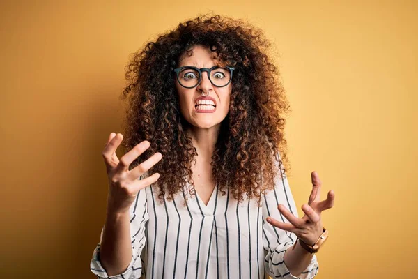 Joven Hermosa Mujer Con Pelo Rizado Piercing Con Camisa Rayas — Foto de Stock