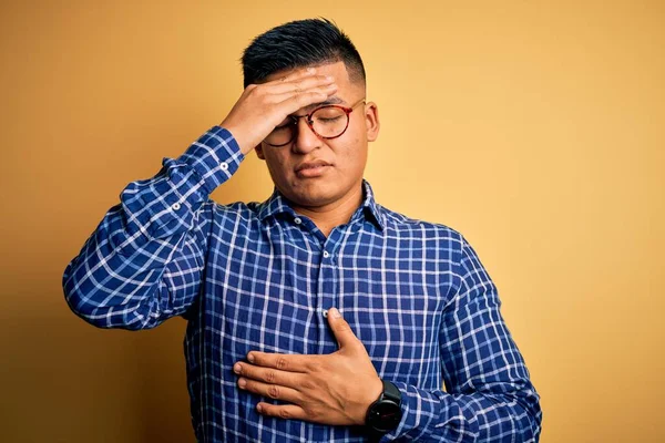 Hombre Latino Guapo Joven Que Usa Camisa Casual Gafas Sobre — Foto de Stock
