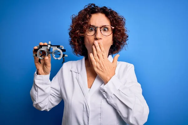 Orta Yaşlı Optik Kadın Mavi Arka Planda Optik Gözlük Takıyor — Stok fotoğraf