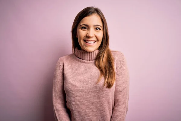 Schöne Junge Frau Rollkragenpullover Über Rosa Hintergrund Mit Einem Glücklichen — Stockfoto