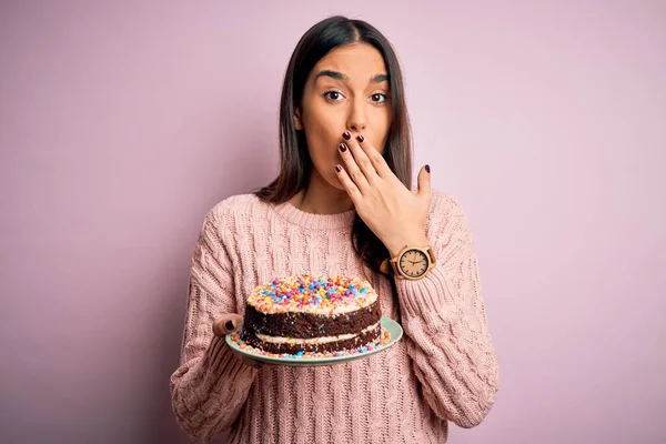 Junge Schöne Brünette Frau Hält Geburtstag Köstlichen Kuchen Über Rosa — Stockfoto