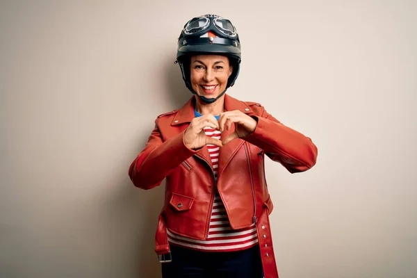 Medioevo Motociclista Donna Indossa Casco Moto Giacca Sfondo Bianco Sorridente — Foto Stock