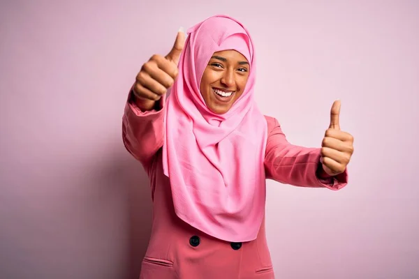 Mladá Afro Afro Žena Nosí Muslimský Hidžáb Přes Izolované Růžové — Stock fotografie