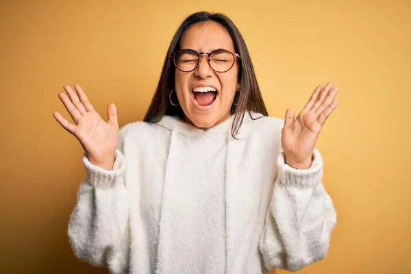 Jonge Mooie Aziatische Vrouw Draagt Casual Trui Bril Gele Achtergrond — Stockfoto