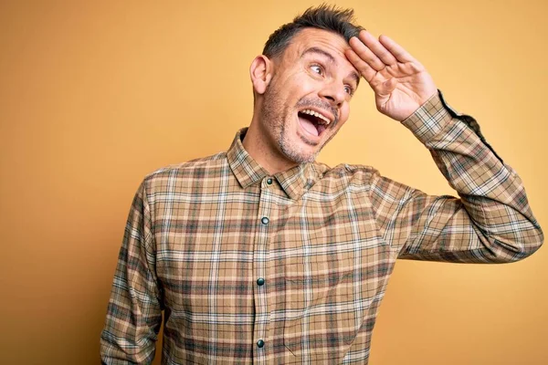 Giovane Bell Uomo Che Indossa Camicia Casual Piedi Sopra Isolato — Foto Stock