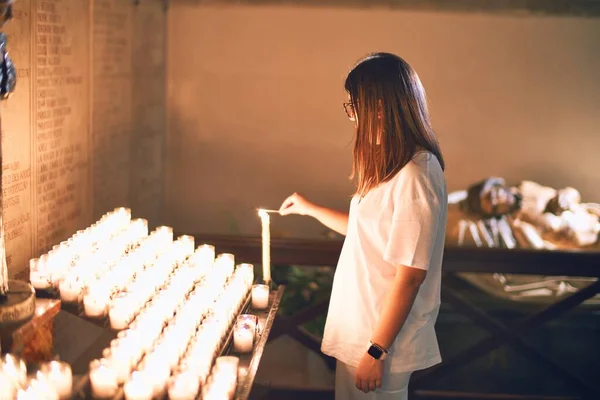 Jovem Bela Mulher Acendendo Velas Igreja — Fotografia de Stock